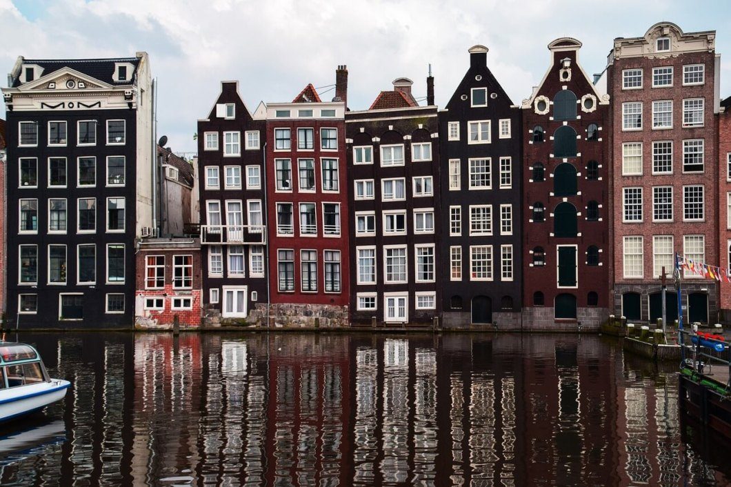 amsterdam-slanted houses